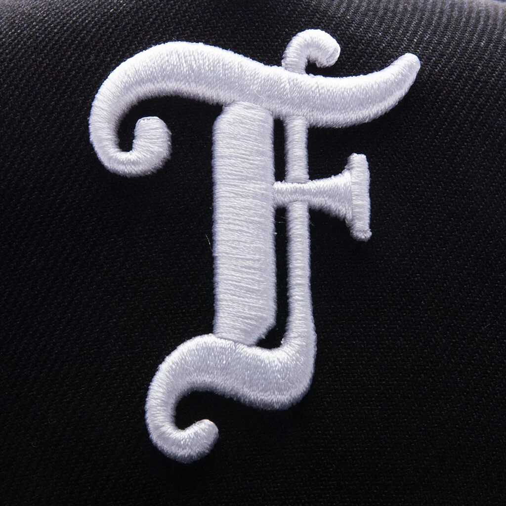 FEATURE x New Era Kids 9FORTY A-Frame Snapback Old English F - Black - Image 2