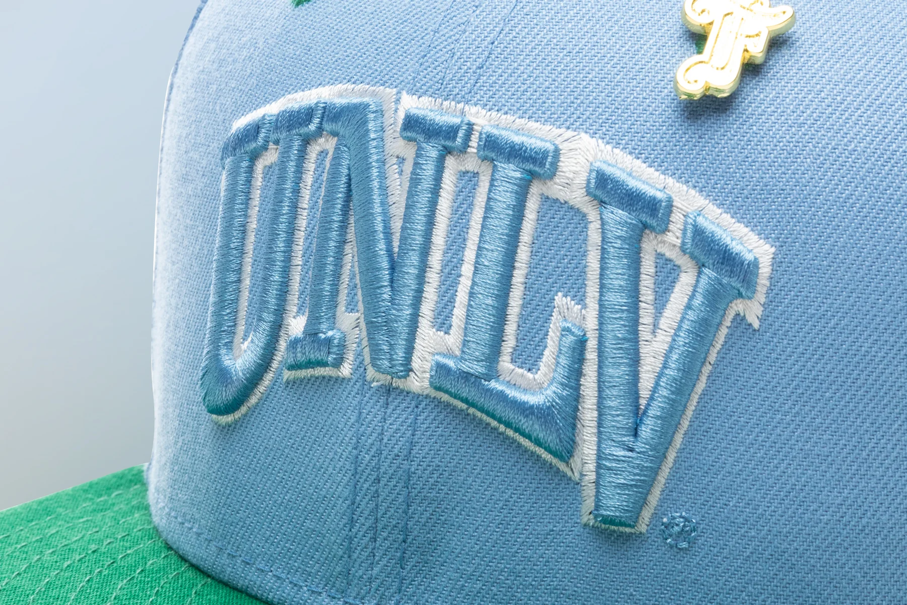 Feature x New Era "Earth" 59FIFTY UNLV Rebels - Birdseye Blue/Kelly Green - Image 6