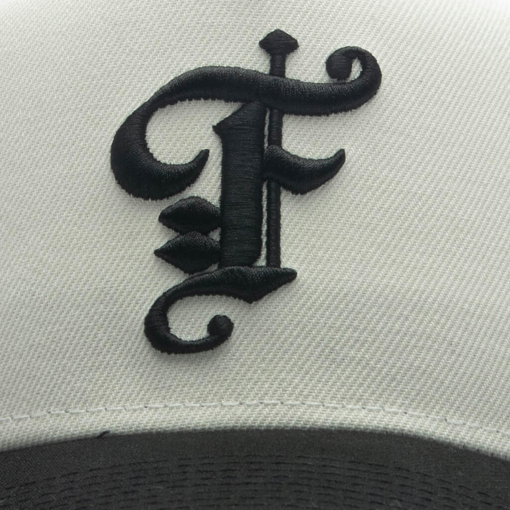 FEATURE x New Era 59FORTY Curved A-Frame Fitted Old English F - Chrome/Black - Image 2