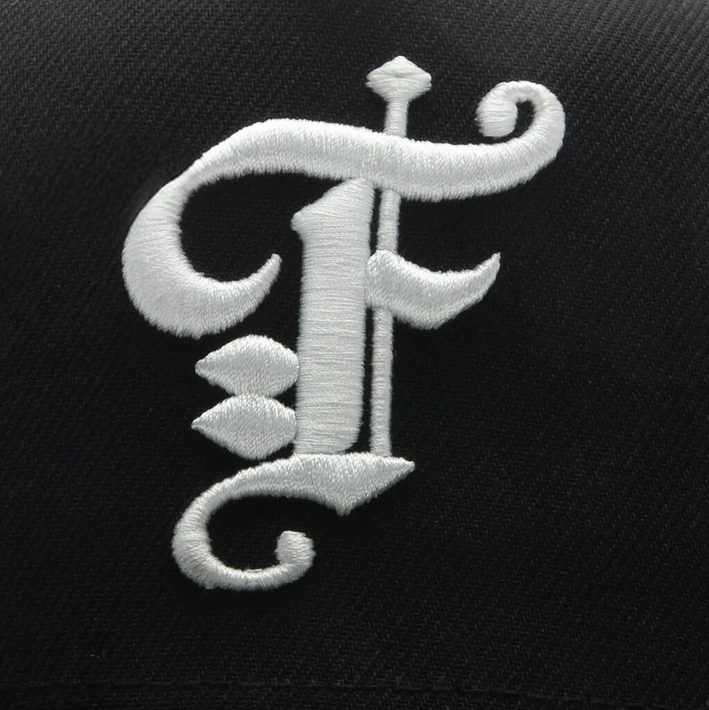 FEATURE x New Era 59FORTY Curved A-Frame Old English F - Black - Image 2