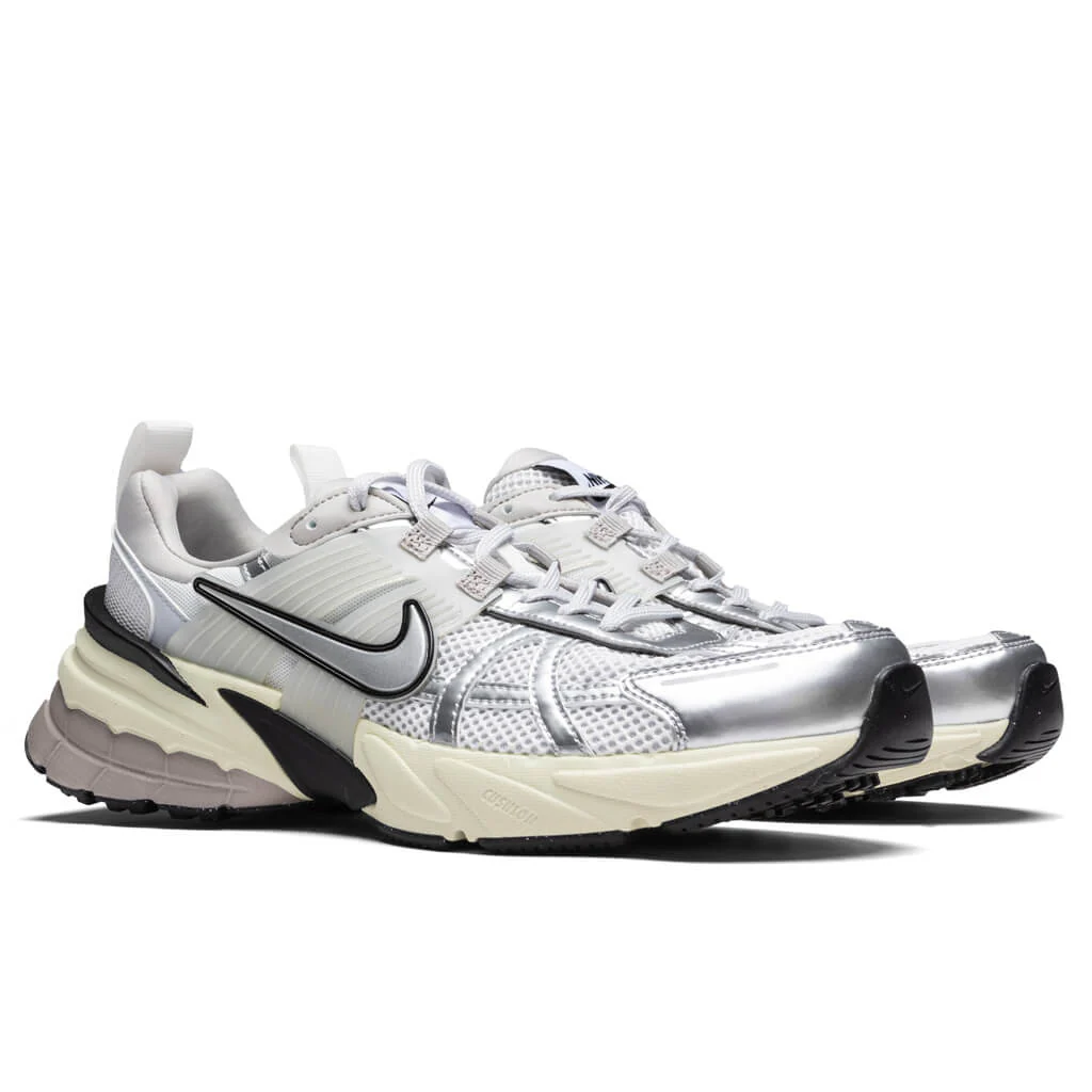 V2K Run - Summit White/Metallic Silver - Image 2