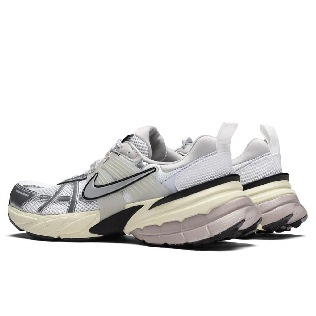 V2K Run - Summit White/Metallic Silver - Image 3