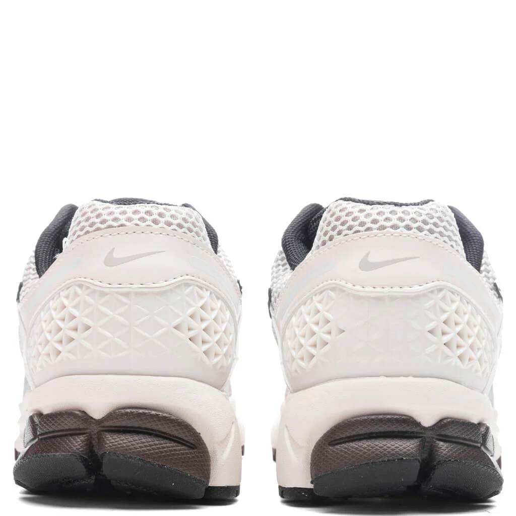 Women's Zoom Vomero 5 - Phantom/Metallic Platinum/Light Iron Ore - Image 4