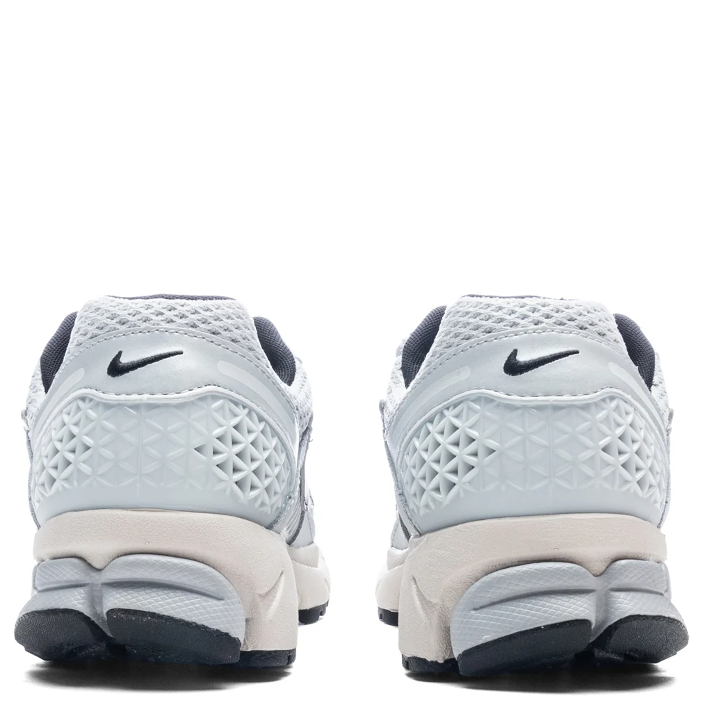 Women's Zoom Vomero 5 - Pure Platinum/Chrome/Light Orewood Brown - Image 4