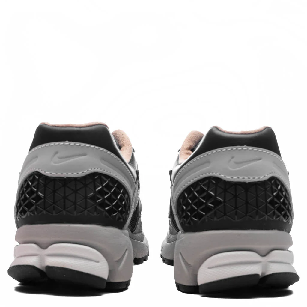 Zoom Vomero 5 - Dark Smoke Grey/Smoke Grey/Light Smoke Grey - Image 4