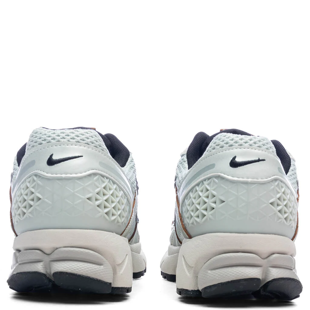Women's Zoom Vomero 5 - Light Silver/Chrome/Light Bone Black - Image 4